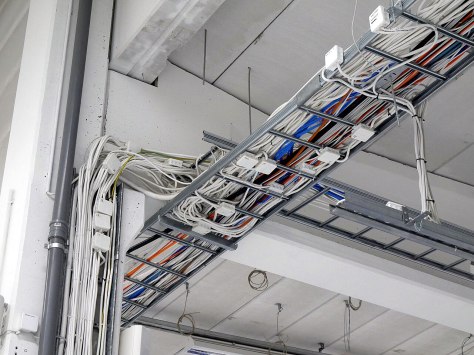 Kablo tavasında düzenli şekilde döşenmiş kablolar